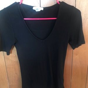 Black mid arm shirt.